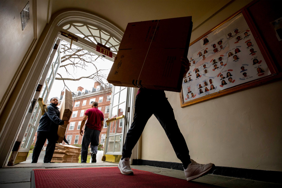 Alunos carregam caixas com pertences enquanto evacuam dormitórios de Harvard, por causa de coronavírus. Crédito: Rose Lincoln/Harvard.