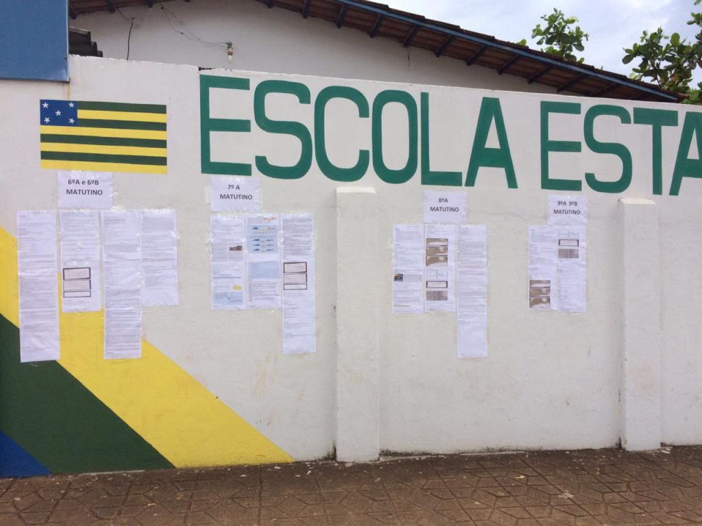 Escolas rurais em Goiás colocam os materiais escolares no muros da escola. Crédito SEDUC GO.