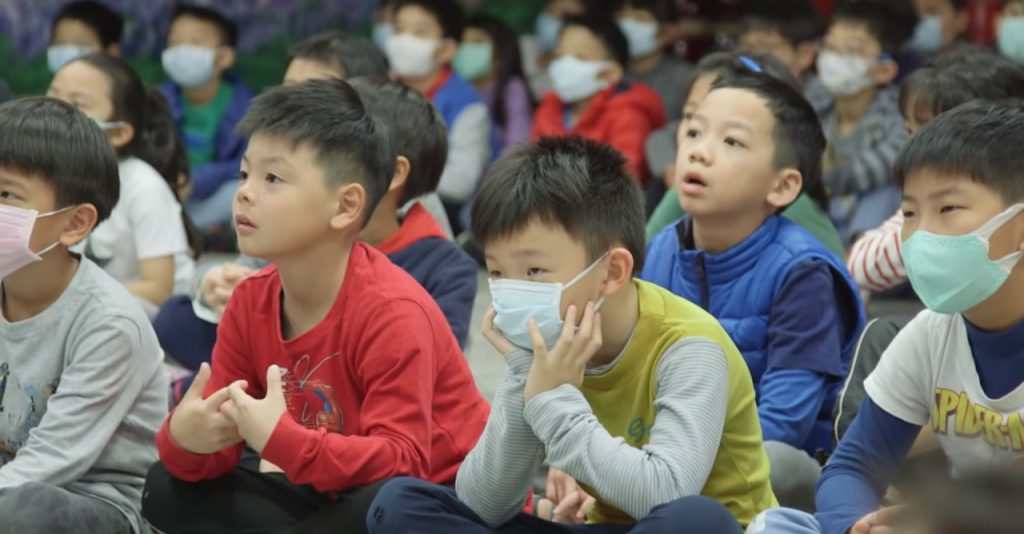 Crianças em uma escola de Taiwan. Crédito: CBC News/ Reprodução.
