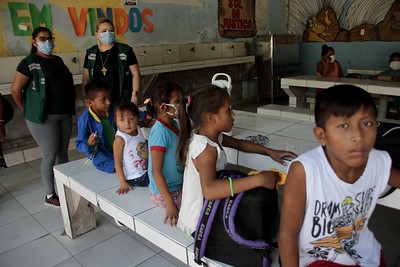 Crianças em Manaus. Cidade foi a única a retomar aulas presenciais. Crédito: Altemar Alcantara/Semcom.